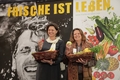 Bundesernährungsministerin Ilse Aigner und Sabine Lauxen (von "5 am Tag") präsentieren frisches Obst und Gemüse vor dem Plakat der Aktion "Frische ist Leben". Bildquelle: 5 am Tag e.V.
