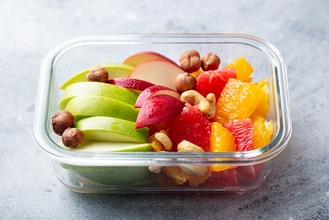 Obst und Nüsse in Glasdose