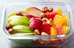 Geschnittenes Obst und Nüsse in einer Glasdose